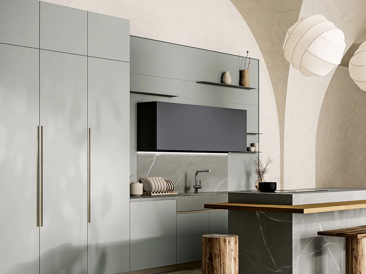 Cuisine Arrex grise aux surfaces minérales