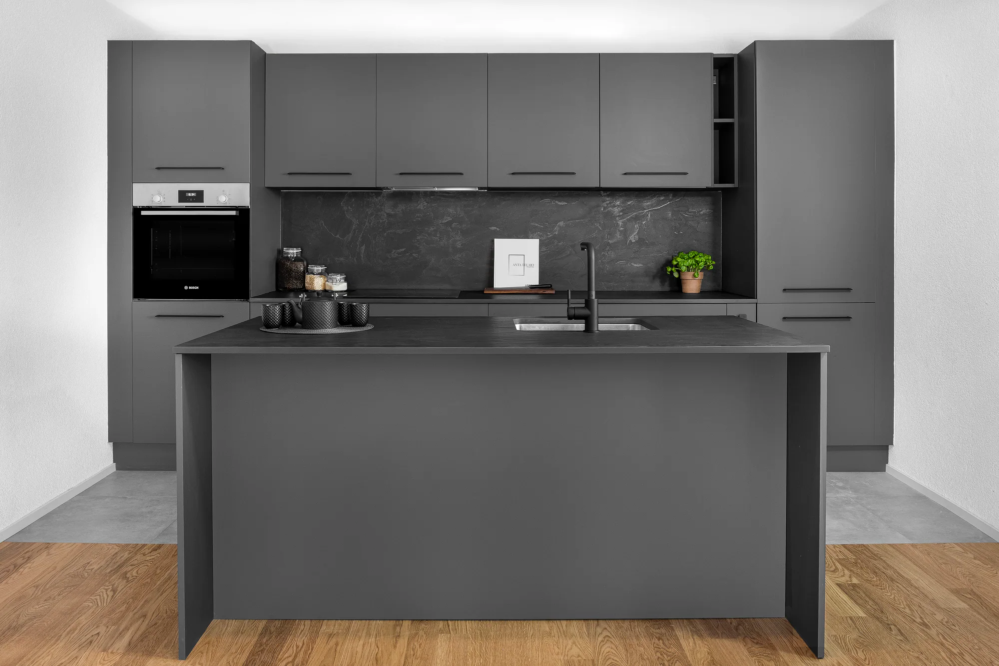 Cuisine graphite avec îlot conçue pour un usage quotidien