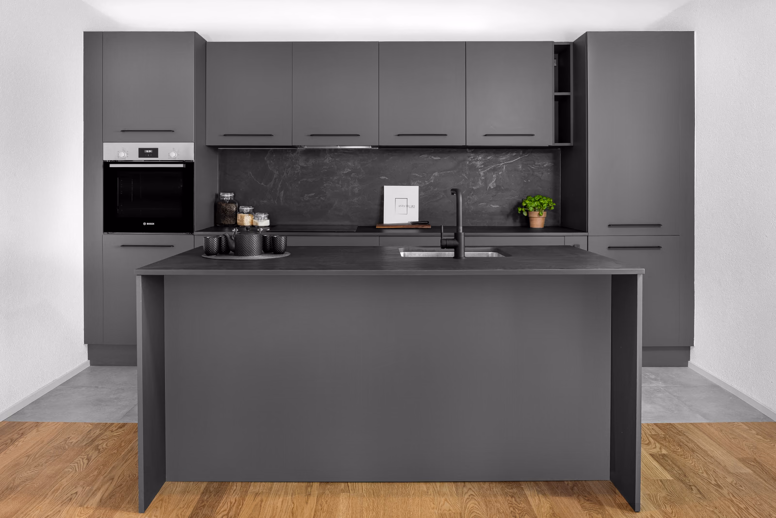 Cuisine graphite avec îlot réalisée par BP Cuisines