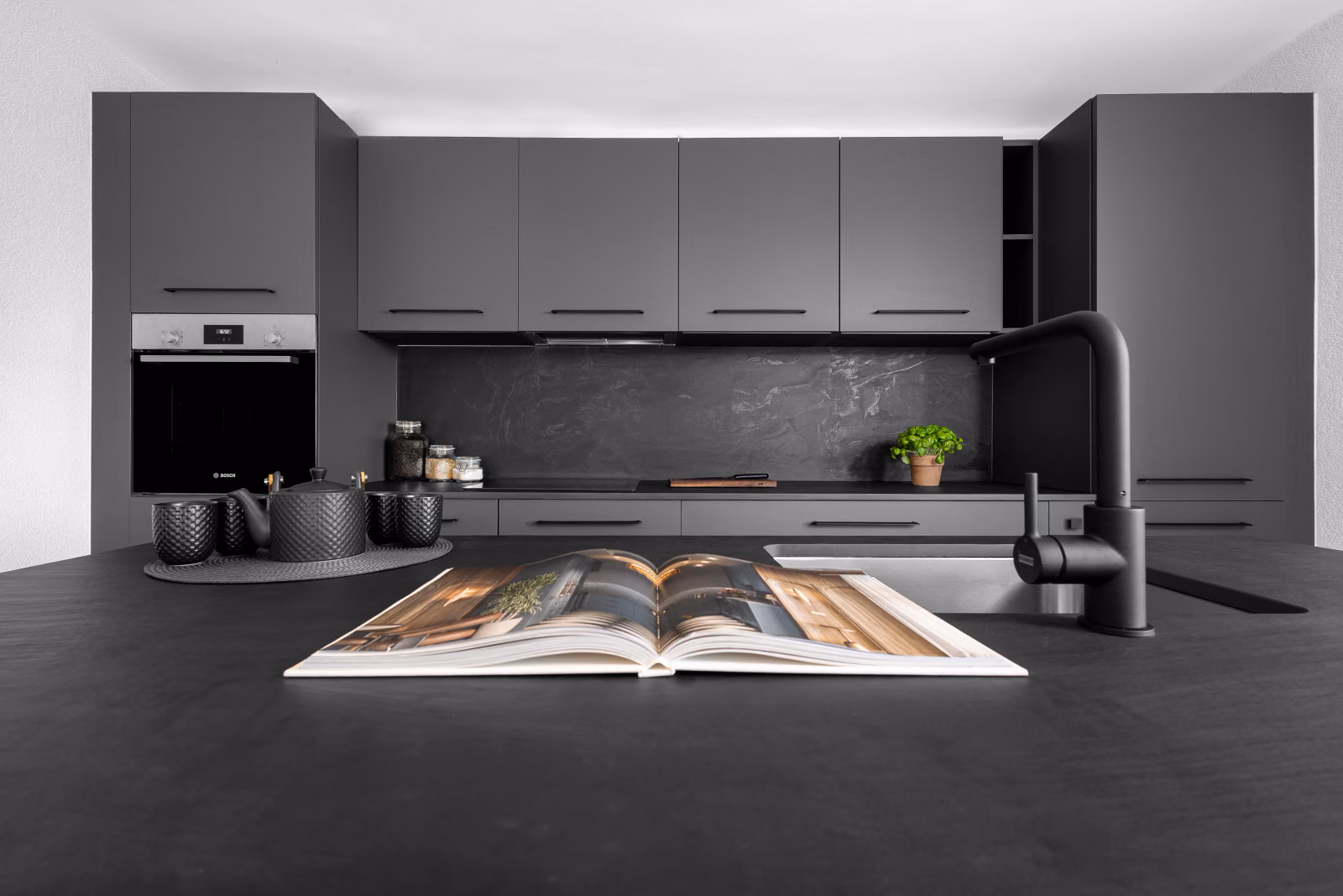 Cuisine Éclat lunaire avec façades, crédence et plan de travail sombres