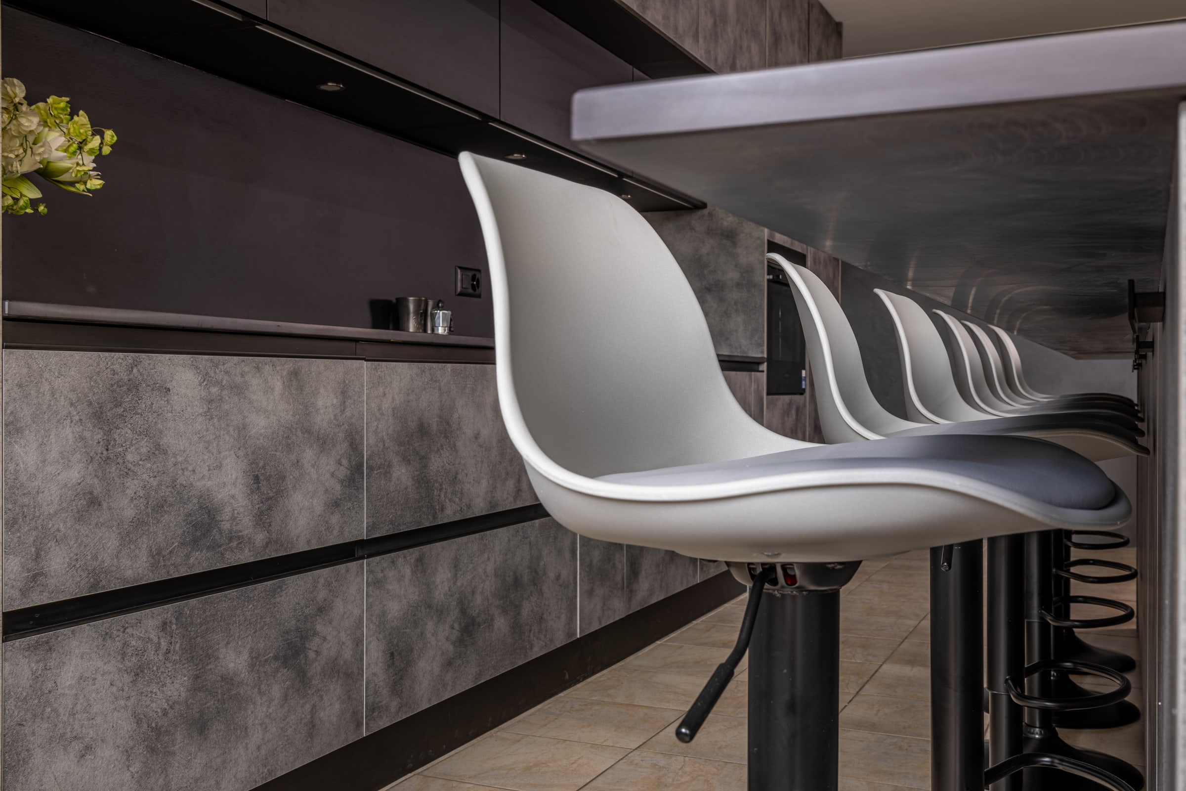 Détail des assises et du mobilier d’une cuisine rénovée