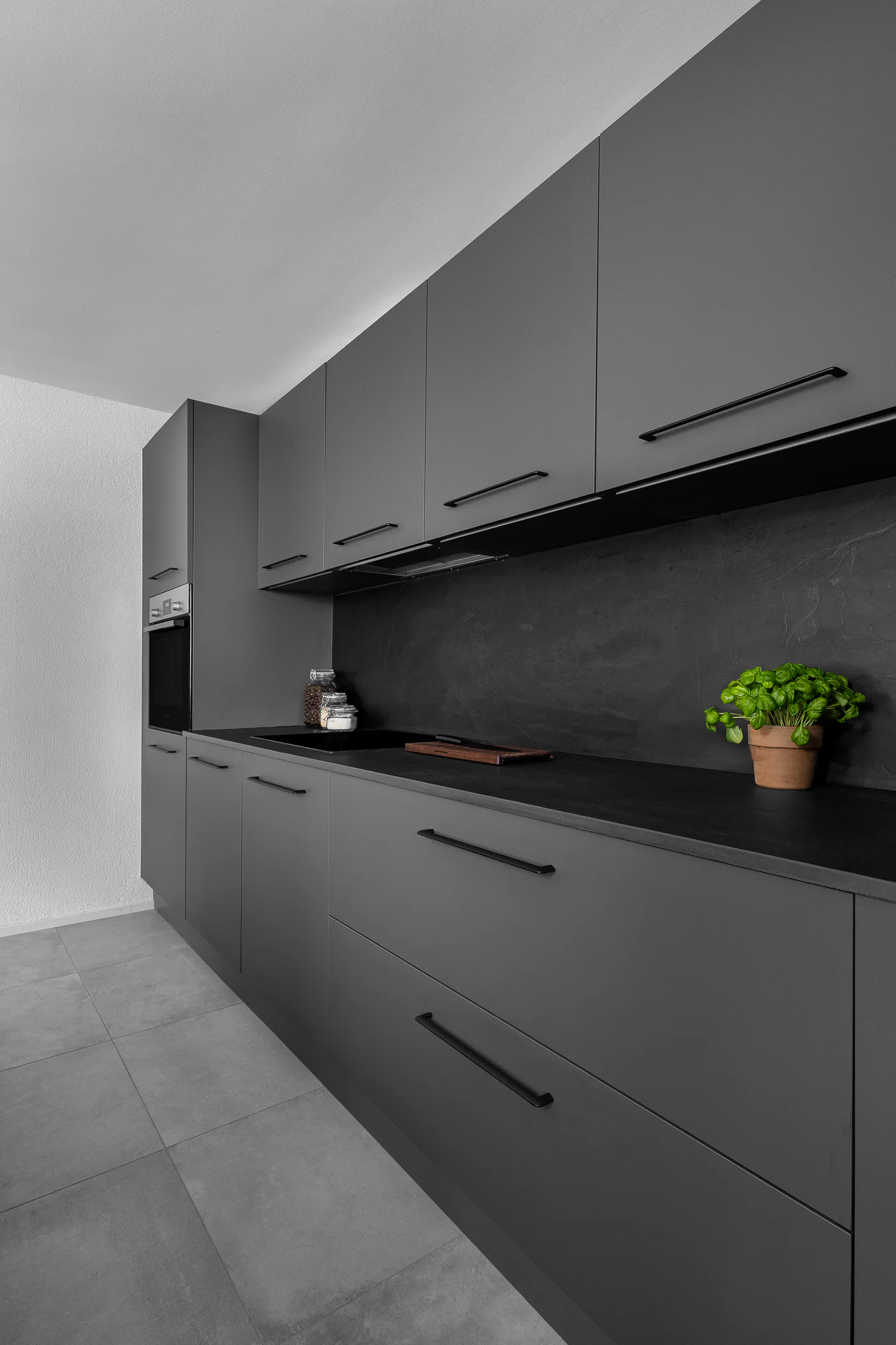 Plan de cuisson et rangements graphite photographiés après la pose