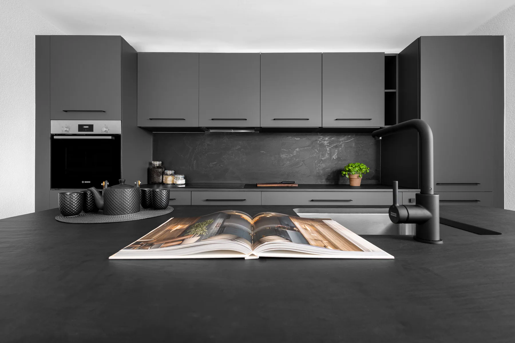 Plan de travail et cuisine graphite photographiés dans une réalisation BP Cuisines