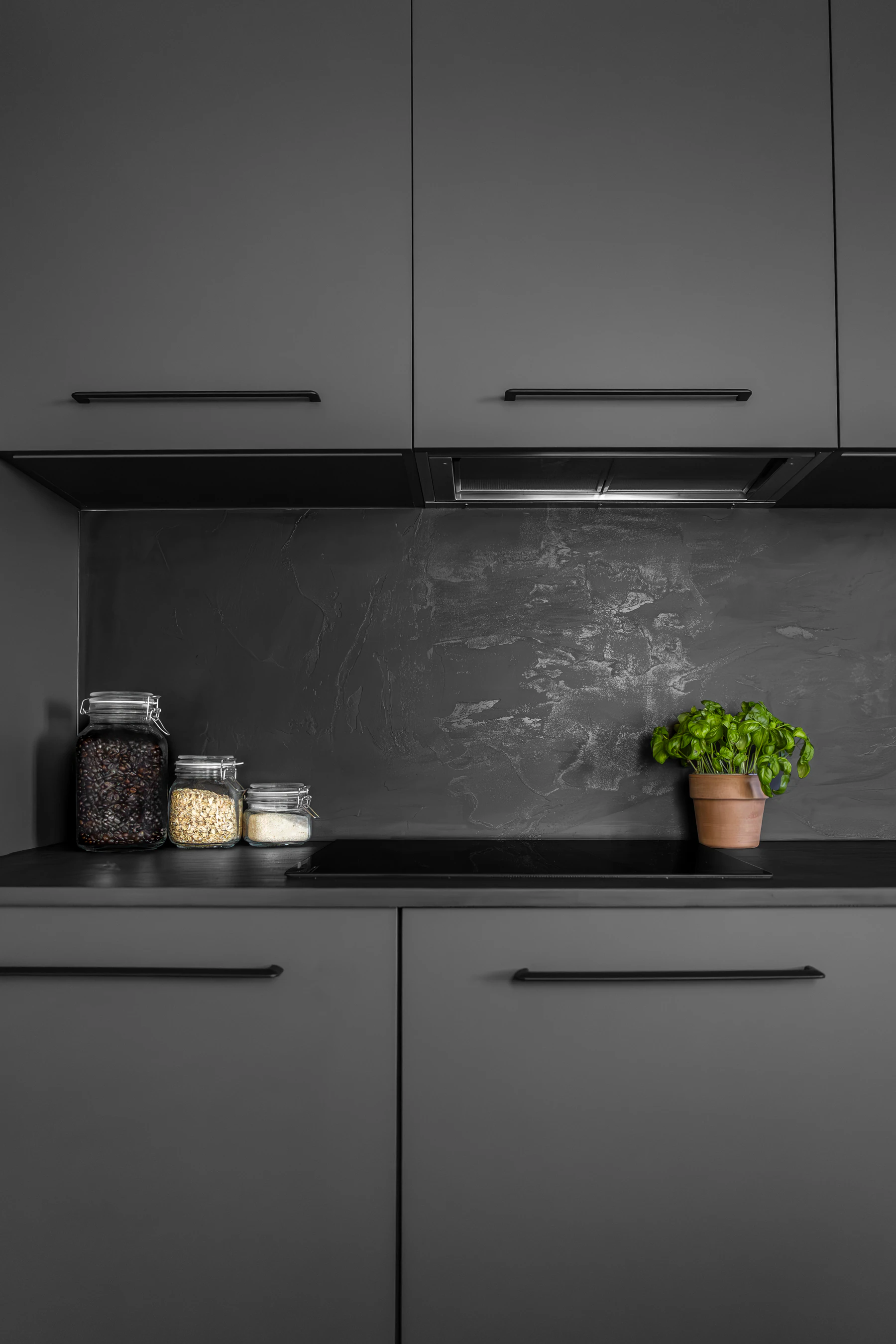 Crédence minérale et rangements graphite réalisés par BP Cuisines