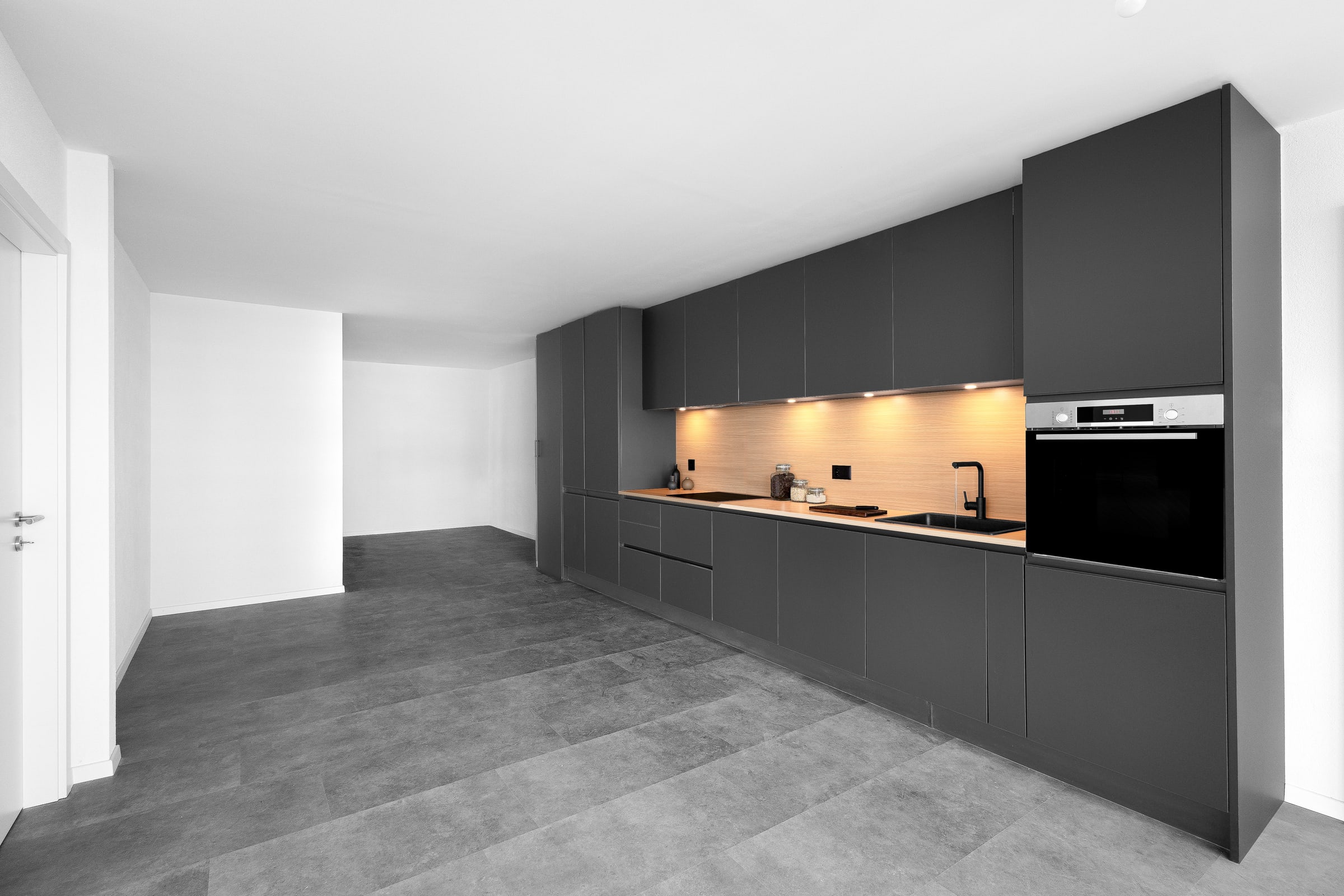 Cuisine graphite et bois réalisée par BP Cuisines dans un appartement