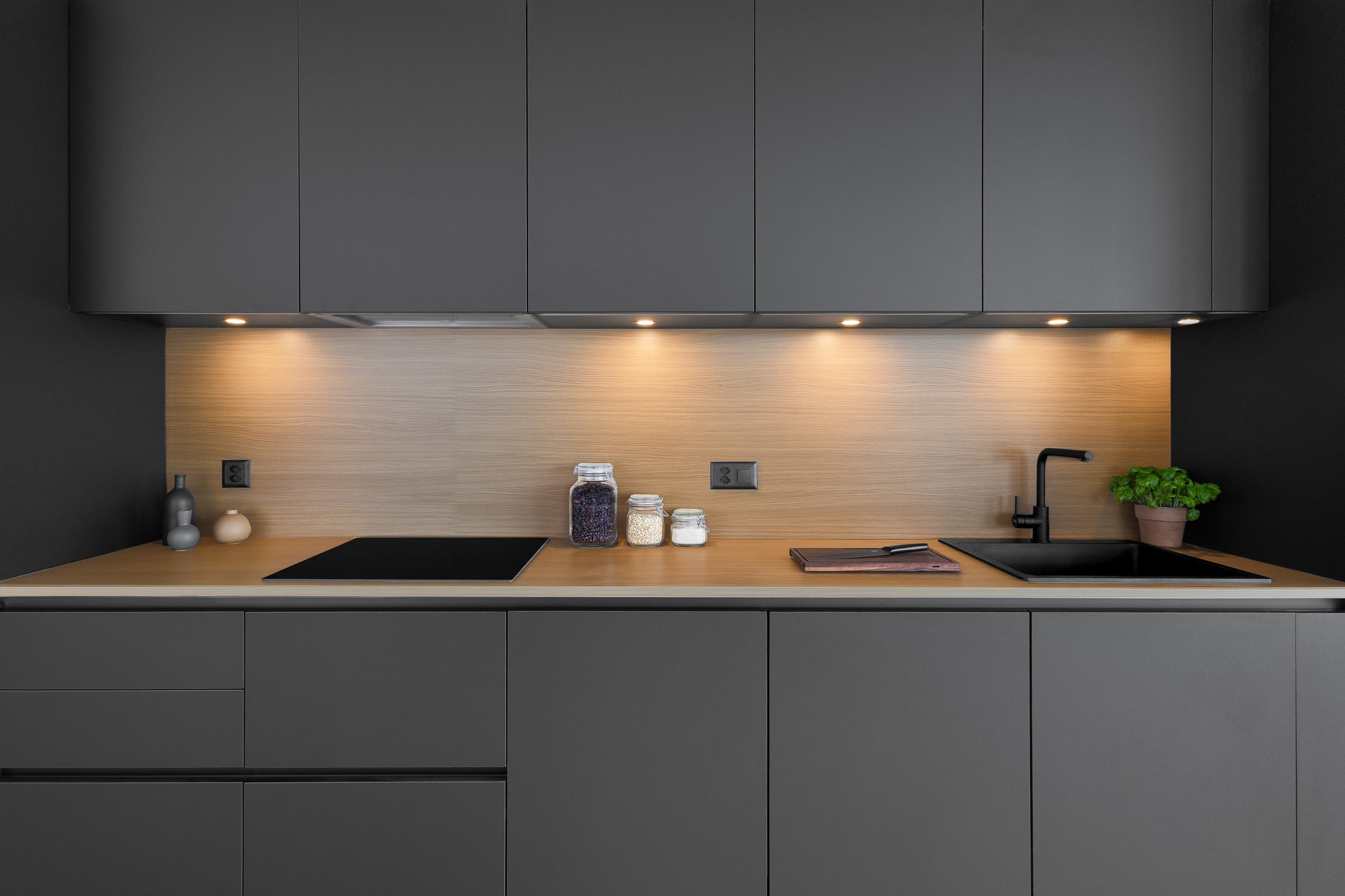 Niche bois et façades graphite ajustées à l’existant